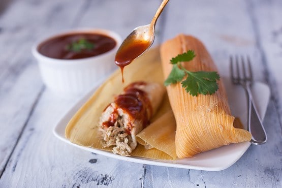 how-to-serve-tamales-add-sauce